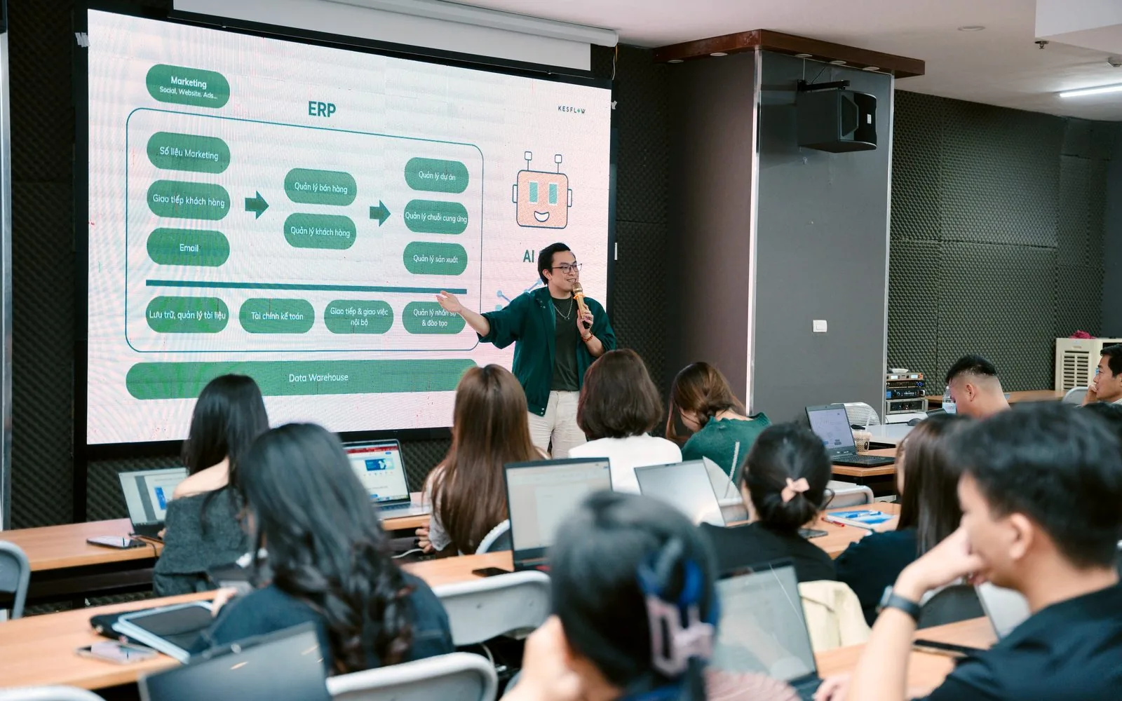 Lớp Teamwork với AI: chủ doanh nghiệp thực hành trực tiếp trên máy trong buổi học