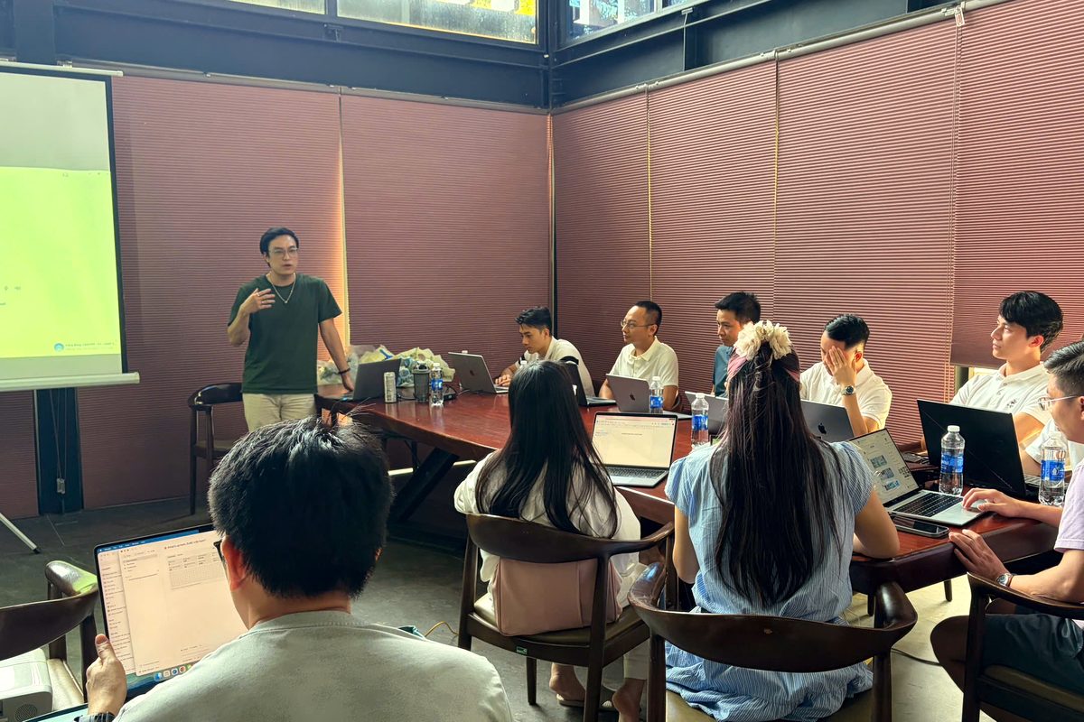 Học viên Teamwork với AI làm thật trên máy trong buổi học