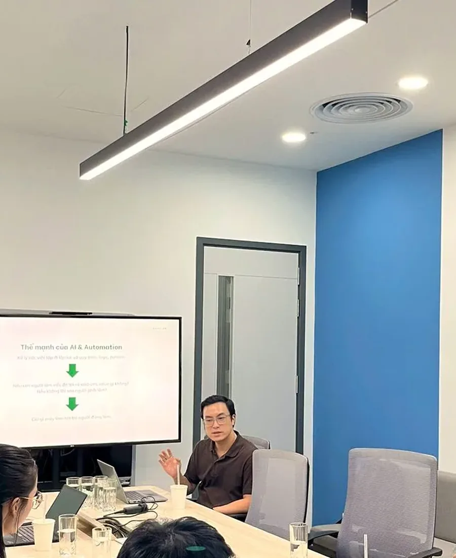 Buổi hướng dẫn trong phòng họp doanh nghiệp