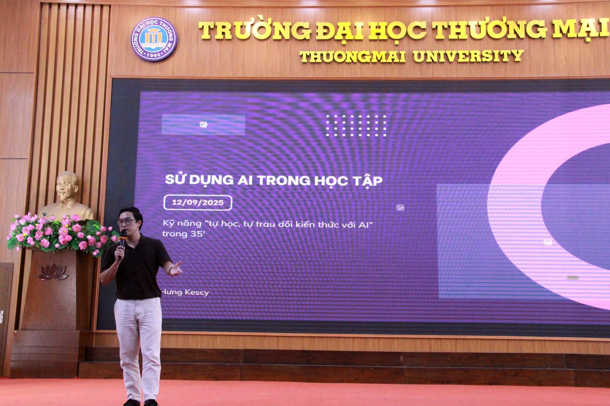 Hưng Kescy hướng dẫn lớp dùng AI trong công việc