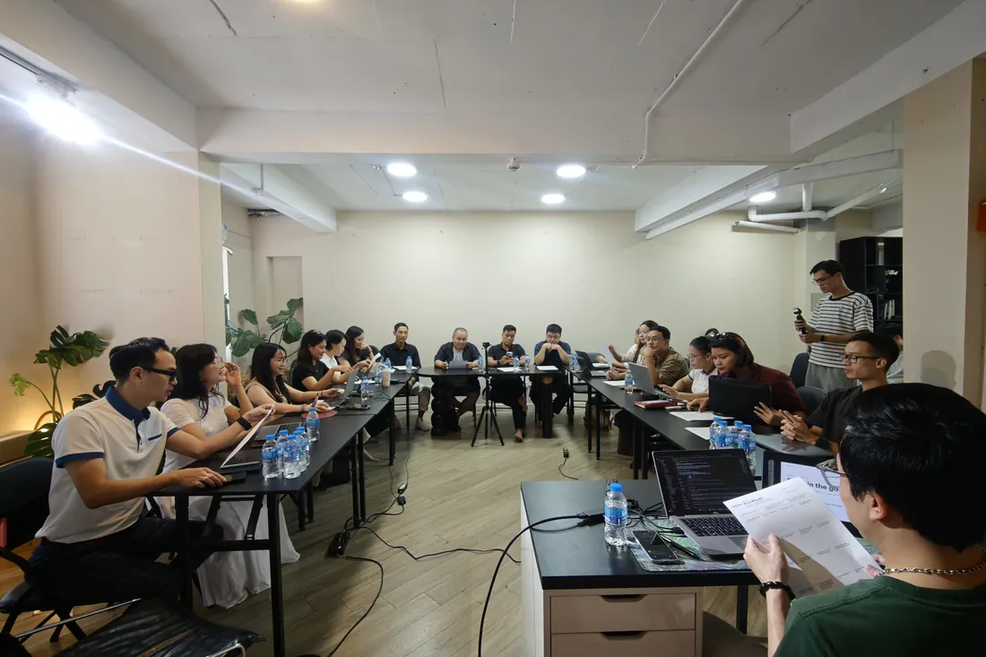 Phòng kín người, ai cũng mang máy đi làm bài