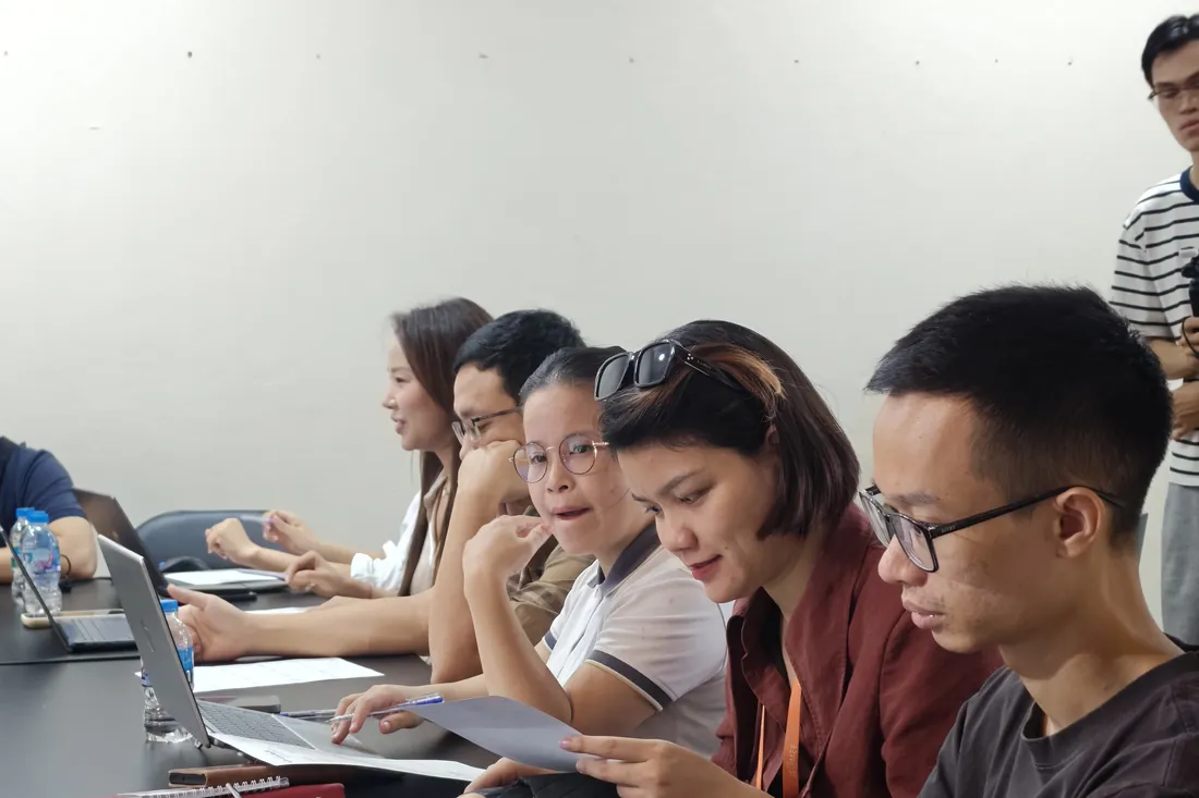 Cả hàng làm bài trên máy của mình